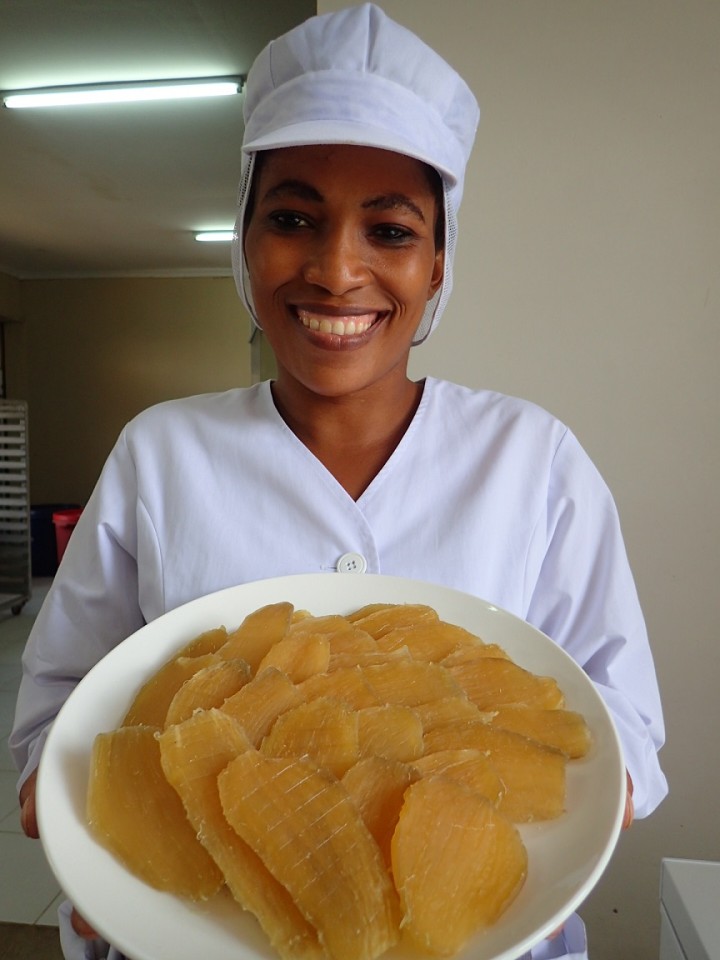 タマユタカの干し芋の出来栄えに満足して満面の笑みを浮かべるマトボルワの工場長。2020年に撮影（写真提供：長谷川竜生氏）