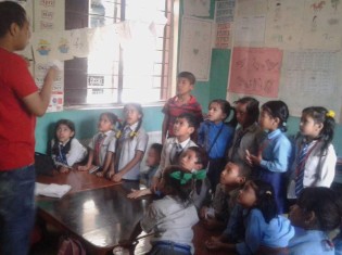 畠山氏が理事を務める教育NGOサルタックのローカルスタッフが、ネパール・カトマンズ近郊のラリトプルにある小学校で絵本を読み聞かせしているところ
