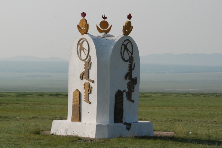 ロシアと国境を接するモンゴル側の街アラタンブラグの入口に立つ看板。モンゴル文字が使われている（写真提供：ボルジギン・ブレンサイン氏）