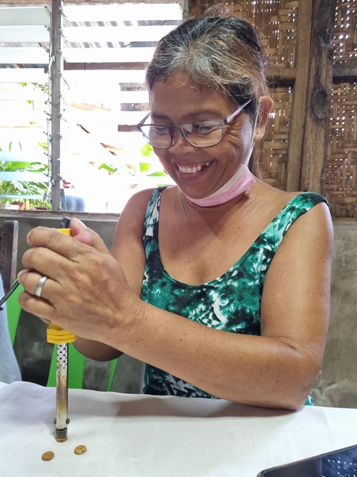 アクセサリーを楽しそうに作るドゥムログ村の専業主婦