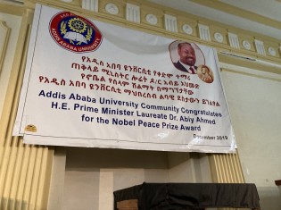 アディスアベバ大学に掲げられたアビィ首相のノーベル平和賞受賞を祝福するバナー。アビィ首相はアディスアベバ大学で平和学の博士号をとっている（写真提供：アドラ・ジャパン）