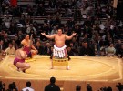 2010年11月の大相撲・九州場所（福岡）の開会式で土俵にあがった元横綱・白鵬（J. Henning Buchholz / Shutterstock.com）