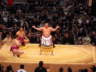 2010年11月の大相撲・九州場所（福岡）の開会式で土俵にあがった元横綱・白鵬（J. Henning Buchholz / Shutterstock.com）