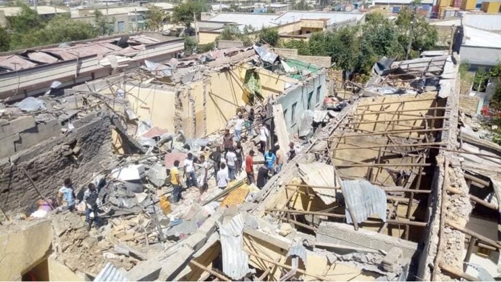 空爆で屋根が吹き飛んだ家々。場所はティグライ州メケレ（写真提供：ガブラエグゼビア教授）