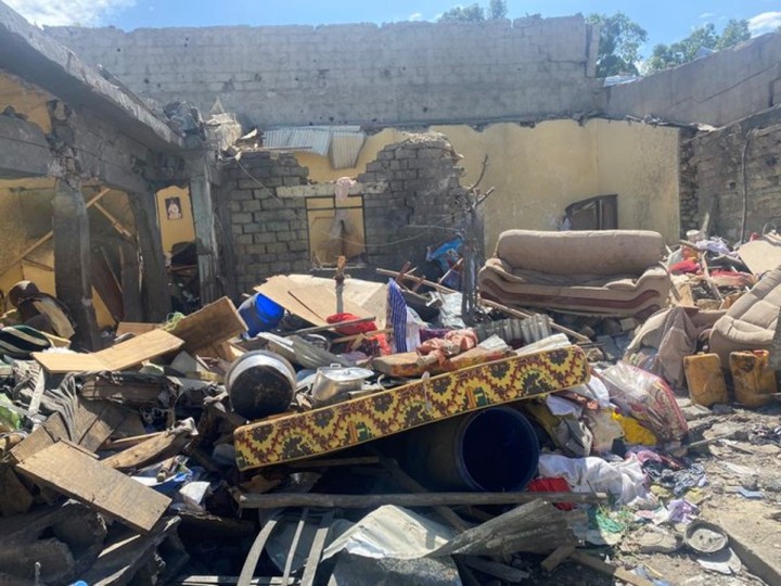 空爆で破壊された家。家財が散乱する。場所はティグライ州メケレ（写真提供：ガブラエグゼビア教授）