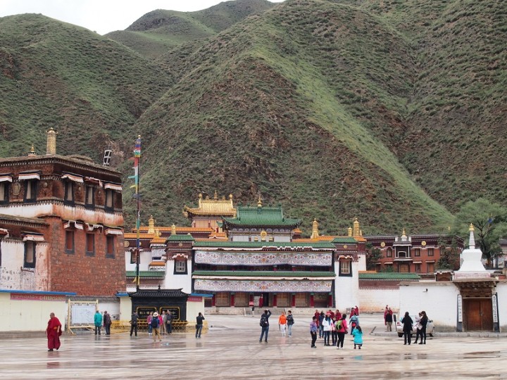 中国甘粛省甘南チベット族自治州夏河県にあるチベット仏教（ゲルク派）のラブラン僧院（写真提供：棚瀬慈郎氏）
