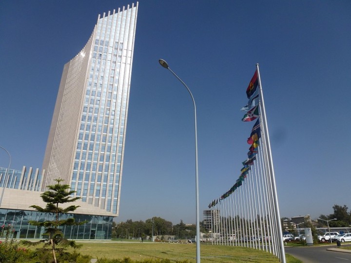 エチオピアの首都アディスアベバに建つアフリカ連合（AU）の本部。アフリカ各国の国旗が掲げられる（写真提供：稲場雅紀氏）