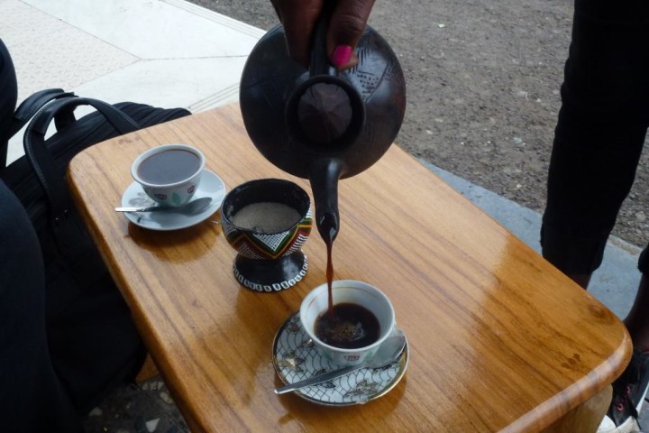 ジェベナと呼ばれるコーヒーポットで淹れたコーヒー。挽いたコーヒー豆とお湯をジェベナに入れ、火にかけて湯だしするのがエチオピアコーヒーの特徴だ（写真提供：稲場雅紀氏）