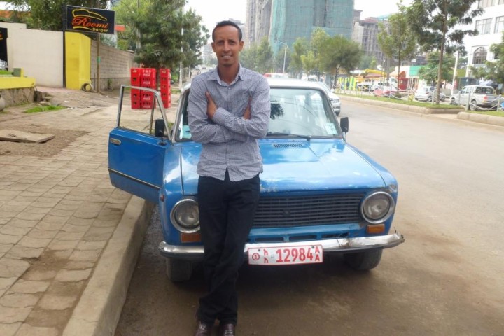 アディスアベバのタクシー運転手。アディスアベバでは少し前まで、タクシーの主力は1987年製のソ連車「ラーダ」だった（写真提供：稲場雅紀氏）