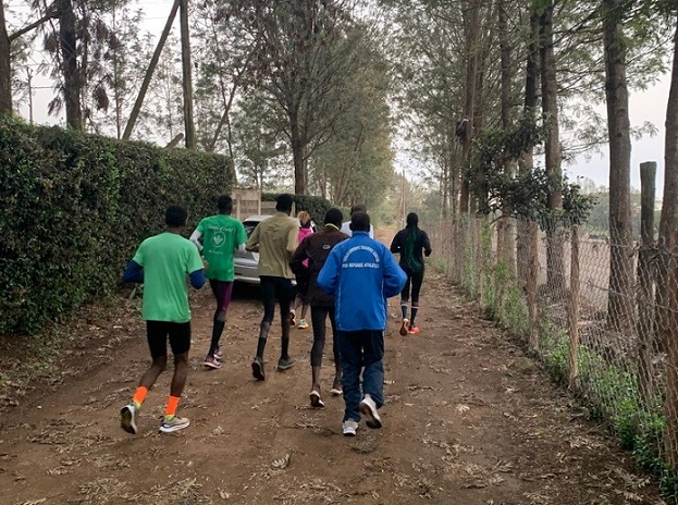 トレーニングセンターの外を走る難民の選手たち