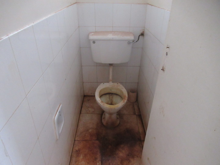 トレーニングセンターにあるトイレ。便座はなく、汚い