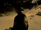 タイ・プーケットのパトンビーチで1年前を振り返るジンココ。深夜1時、波音だけが聞こえる