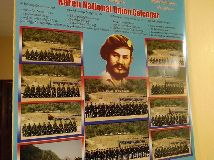 KNUの創始者であるサウバウジの写真が載ったKNUのカレンダー