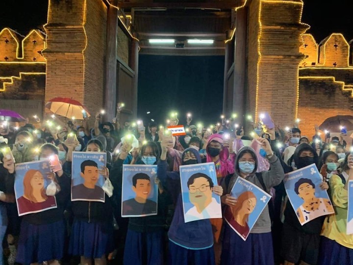 2020年10月19日にタイ北部のランプーンのシティゲートで実施したデモの様子。不当に拘束された民主派リーダーらの似顔絵を掲げて解放を訴える