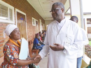 コンゴ民主共和国のレイプ被害者を20年以上無償で治療してきた婦人科医のデニ・ムクウェゲ氏。2018年にはノーベル平和賞を受賞した