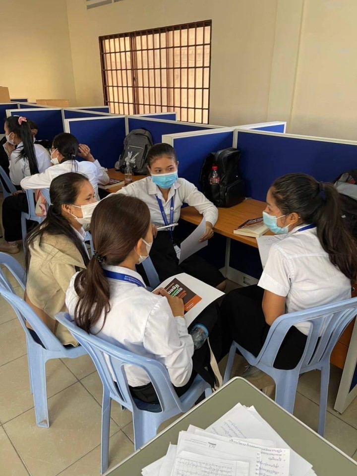 読書ワークショップをする授業「読書の演習科目」を受ける教員養成大学の学生たち。中村さんによると、カンボジア人は話好きであるためか、チーム型アクティブラーニングの授業は盛り上がるという