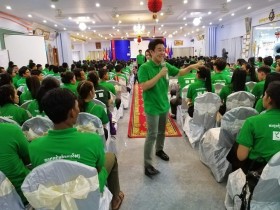 カンボジアの教員養成校の卒業生を対象にした大規模な読書ワークショップでファシリテーターを務める中村健司さん（中央）。2019年11月、カンボジア東部のモンドルキリ州で撮影
