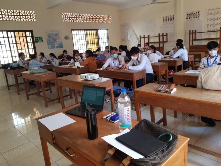 カンボジア人教官が教員養成大学で担当する授業「読書の演習科目」（読書ワークショップ）の様子。教官に授業のやり方を教えた学習ファシリテーターの中村健司さんは、日本財団の支援とカンボジアの教育NGO「ESC・KIZUNA」との協働で活動する