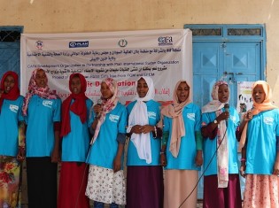 住民向けの啓発活動でFGM根絶について訴える女の子クラブメンバーたち（©プラン・インターナショナル）