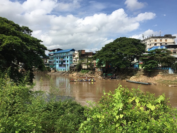 2019年に撮影したモエイ川（メーソット）。多くのボートがミャンマー人とタイ人を渡していた。その影はなくなった