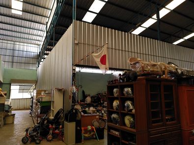 メーソットにあるリムモエイマーケットでBが経営する家具屋の倉庫。日本の商品をアピールするため、日の丸が掲げられていた