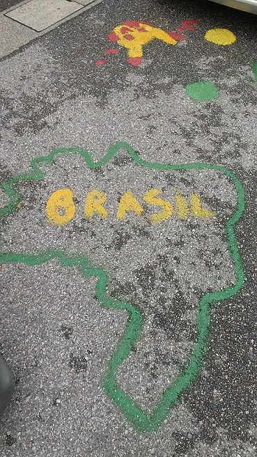 サンタナ学園がある住宅街の路上に子どもが描いたブラジルの絵。他には、休み時間に外で遊ぶための数字盤も描かれている