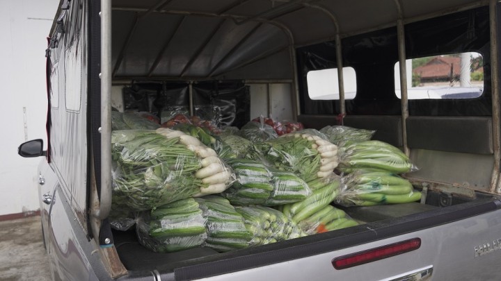 トラックに積まれた野菜。ミャンマー国軍の空爆で家を失い、避難するミャンマー人に届けるものだ