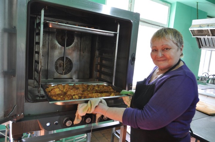 キシナウにある保養所で100人分の食事を作る厨房スタッフ。オーブンで焼き上げるのは肉料理だ