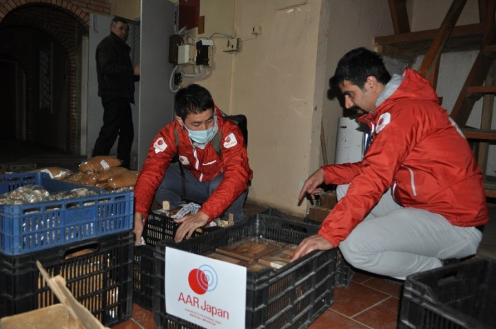 キシナウの避難所にトラックで運んだ野菜や肉、魚、乳製品、パンなどの食材を仕分ける日本人とトルコ人のAAR職員