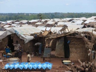 中央アフリカ共和国中部にあるバンバリ空港の周辺にできた国内避難民キャンプ