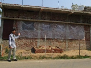 インド・ブッダガヤ郊外のスジャータ村に村越友祐さん（左の男性）が建てた学校