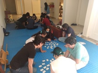春のひなたで、日本語を学ぶ生徒たちが百人一首をしているところ（1月に撮影）