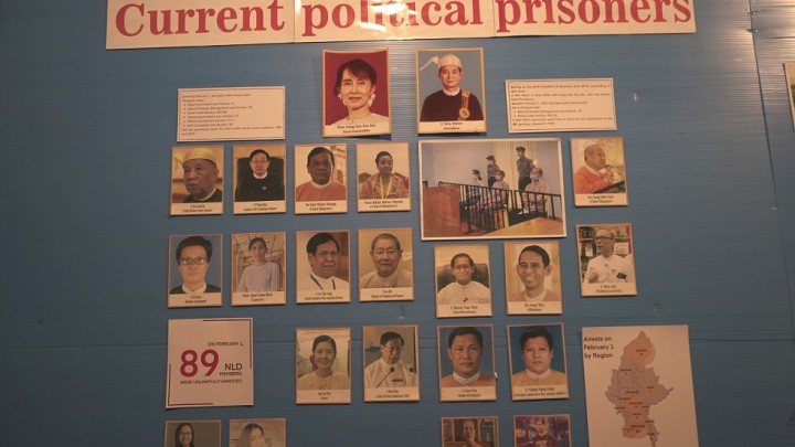 ミャンマー国軍に現在拘束されている政治犯の写真。アウンサンスーチー国家顧問の写真もあった