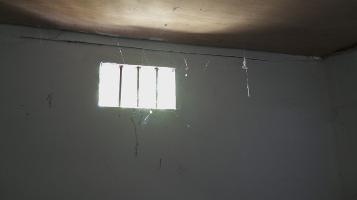 独房室を模した部屋の小窓。蜘蛛の巣が張っているのが妙にリアルだ