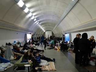 ウクライナの首都キーウ（キエフ）にある地下鉄の駅。駅の構内は、ロケットや爆弾による攻撃中に数千人の避難所として機能する（Depositphotos,VistaCreate）
