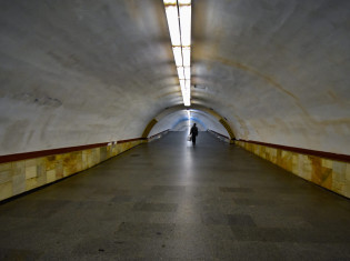 ウクライナの首都キーウ（キエフ）にある地下通路。紛争で国内外に逃れたウクライナ人の数は5月10日時点で1400万人にのぼる