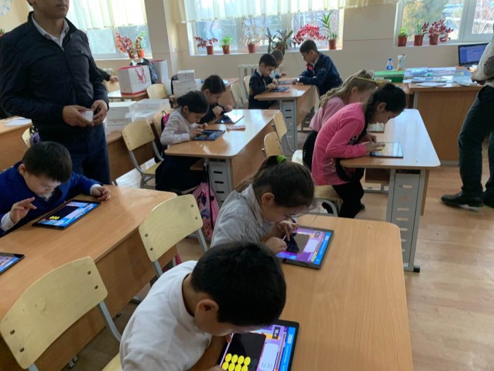 デジタル・ナレッジはeラーニングのプロジェクトだけでなく、現地の小学校で放課後に「電子そろばん教室」を開く。学んでいるのは小学校低学年の児童だ（写真はウズベキスタン国内の小学校）