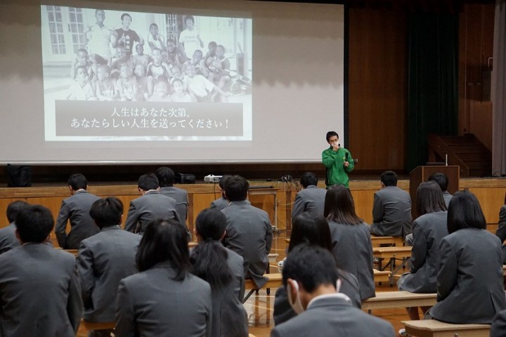 日本各地の小中学校で講演する西田さん。ジャマイカでの経験を振り返り、「悔いのない人生を」と子どもたちに語りかける