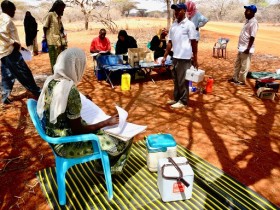 ケニア北東部のガリッサにあるソマリ人の村で、地元のNGOが村人にワクチンを接種しているところ。手前の女性は看護師（増田氏撮影）