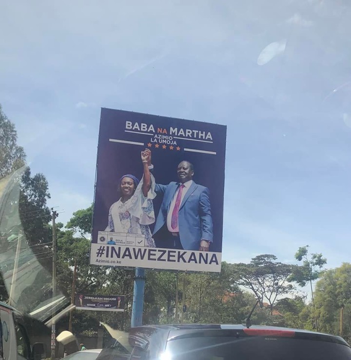 オディンガ氏の選挙ポスター。ランニングメイトのマルサ副大統領候補と一緒に支持拡大を狙う（7月13日撮影）