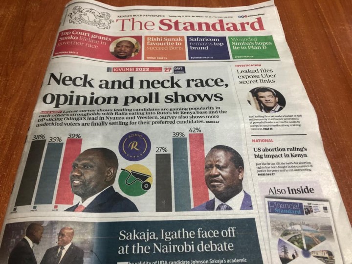 ケニアの英字紙スタンダードの7月12日付紙面。今回の大統領選がルト氏（写真左）とオディンガ氏（写真右）の大接戦だと伝える