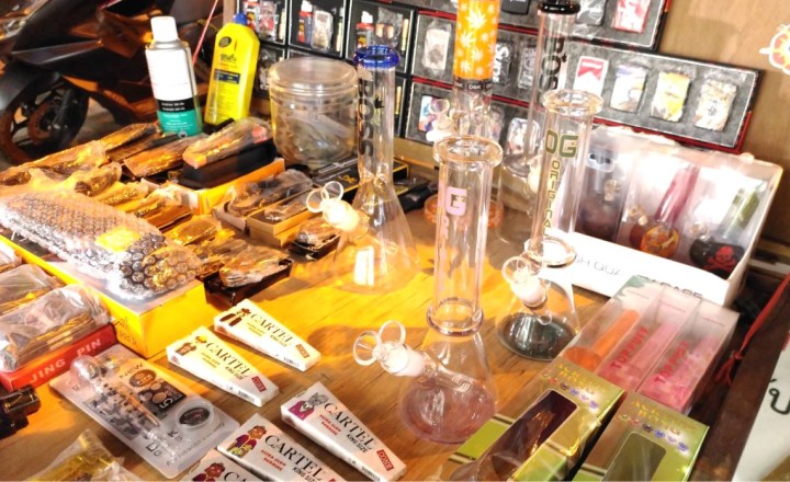 タイの市場ではボングと呼ばれる大麻の吸引機も売られている