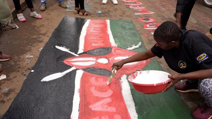 「平和がほしい」と書かれたケニア国旗