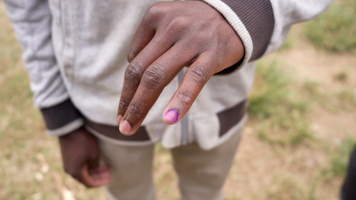 有権者の小指に塗られたピンク色のインク。投票が完了した証拠になる