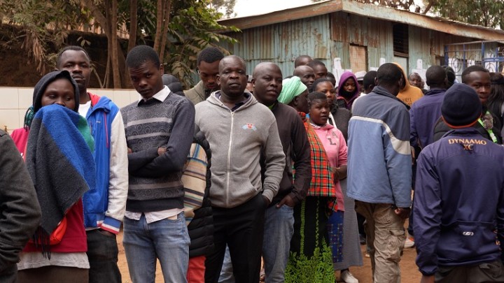 投票所の前で列を作る人たち（ナイロビで撮影）