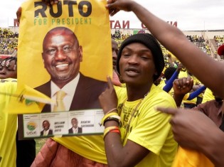 ポスターを掲げ、ルト氏を応援する支持者たち（ケニア・ナイロビで撮影）