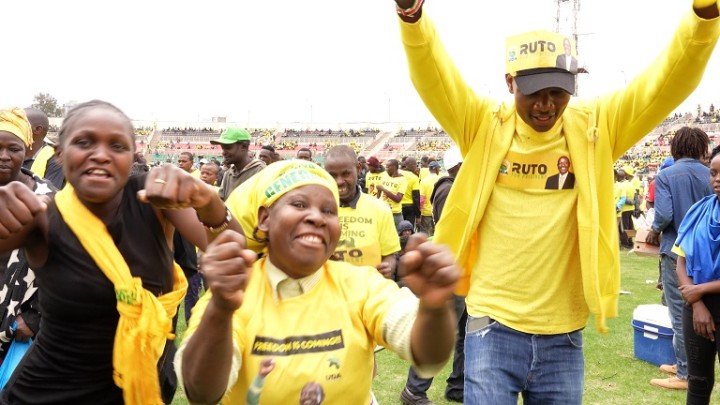ルト氏の政党「統一民主同盟（UDA）」の集会で音楽に合わせて踊る熱烈な支持者たち（ナイロビで撮影）