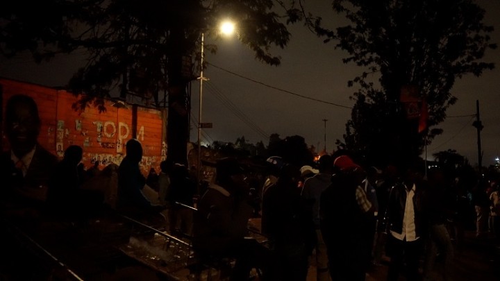 オディンガ氏の政党「オレンジ民主運動」が影響力をもつキベラのカムクンジエリア。左端にオディンガ氏の壁画がある