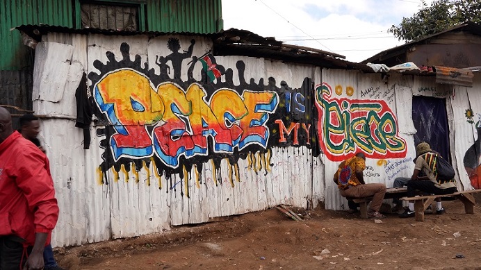 ナイロビのキベラで見つけた、選挙前に描かれた平和を祈る壁画（撮影：笹田健史）