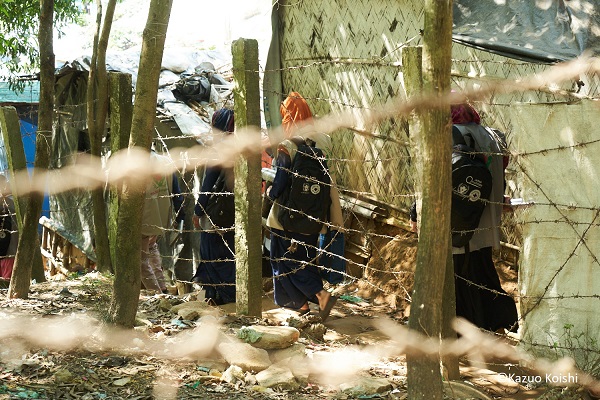 コックスバザールの難民キャンプの周辺に張り巡らされた鉄条網。ロヒンギャは自由に外へ出れない（©Kazuo Koishi）